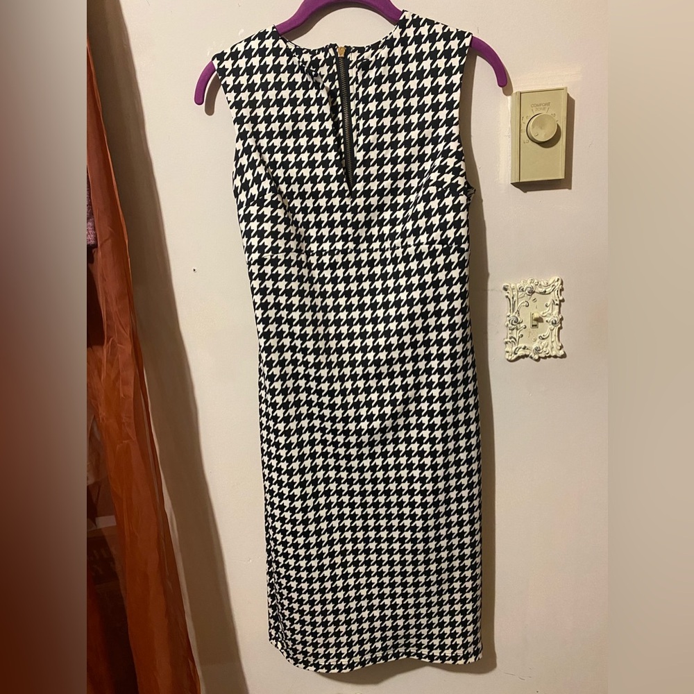 Houndstooth body con dress, black and white, gold zipper detailing, deep V neck